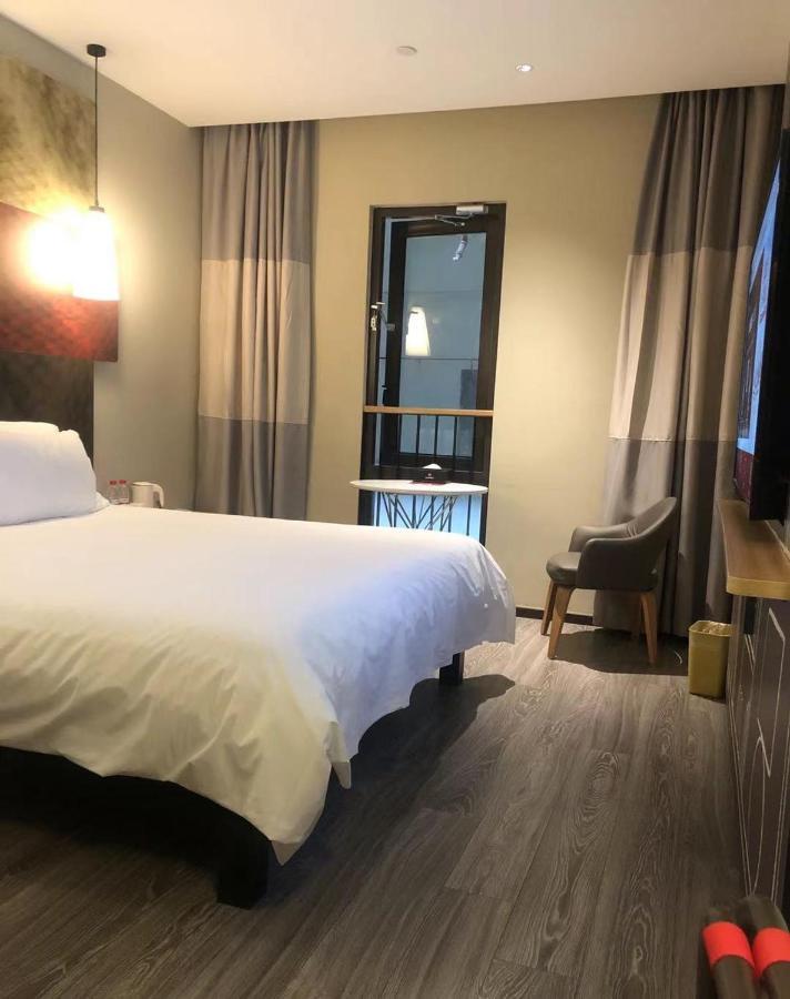 Ibis Hongqiao Transport Hub Qibao