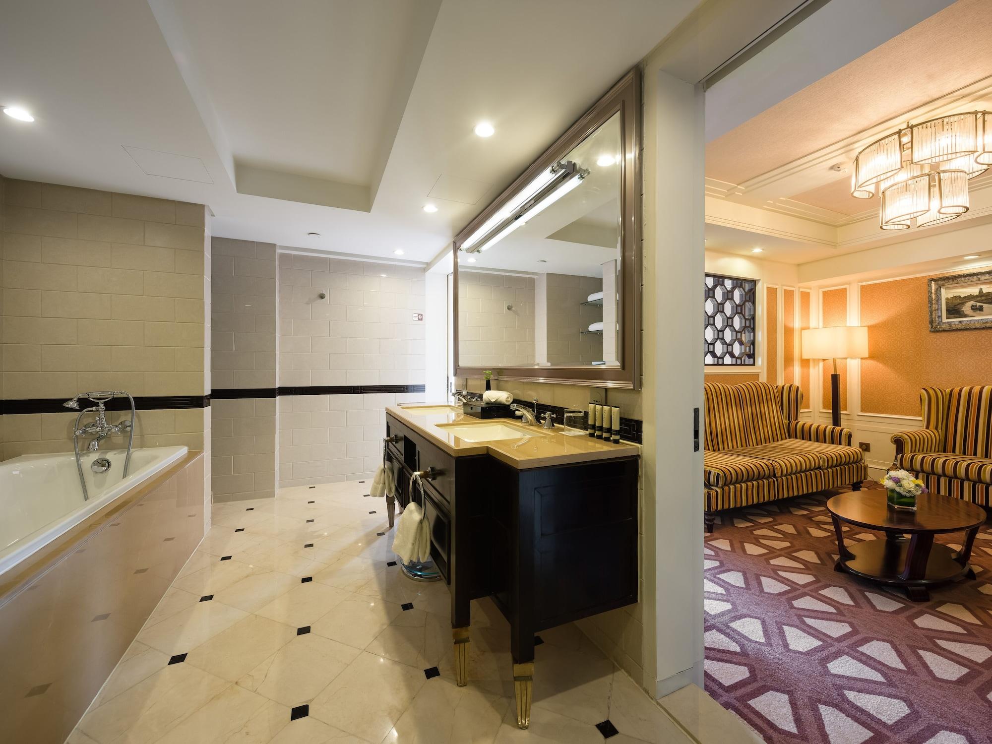 Paramount Gallery 5*