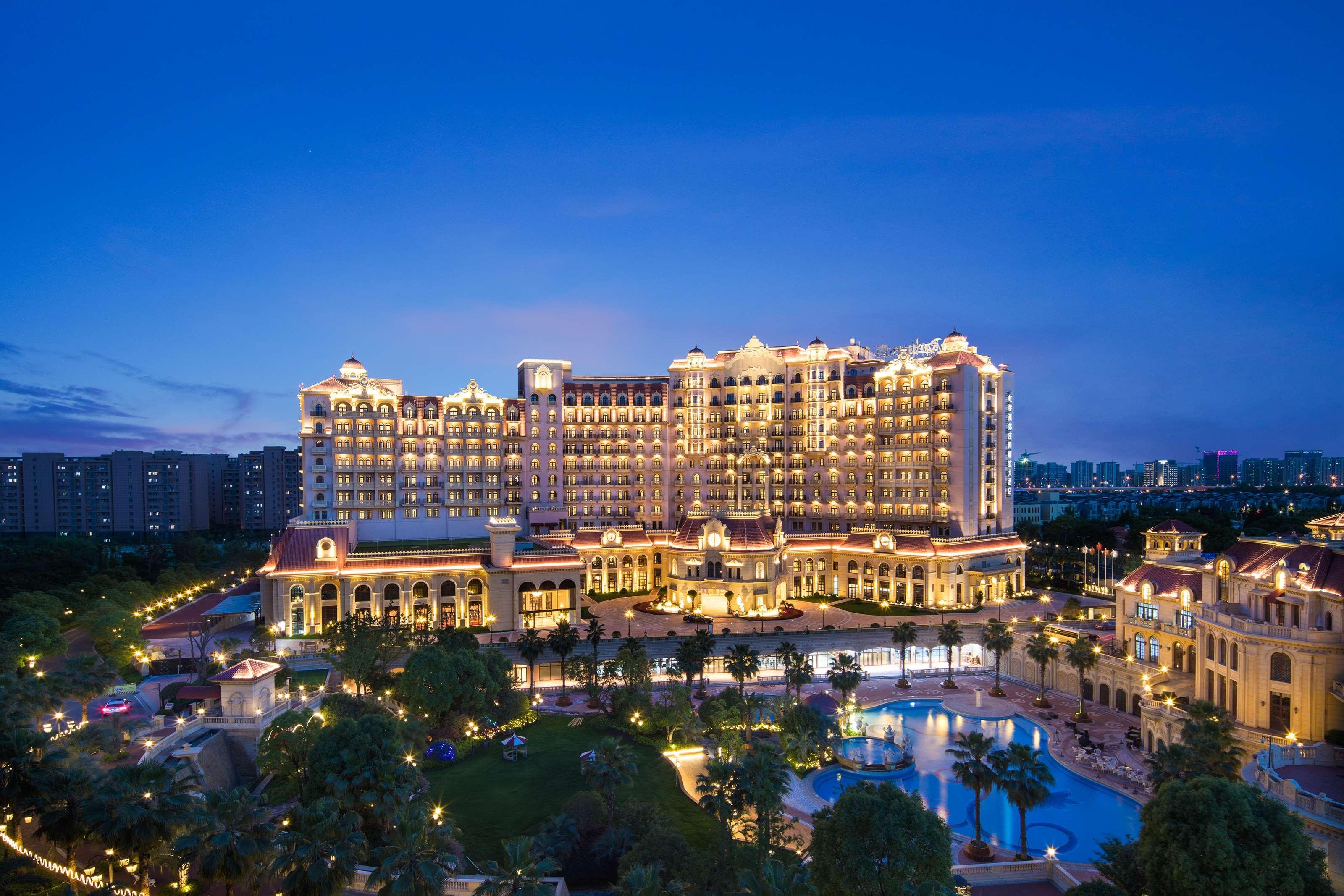 Radisson Blu Forest Manor Hongqiao - Near Necc 5*