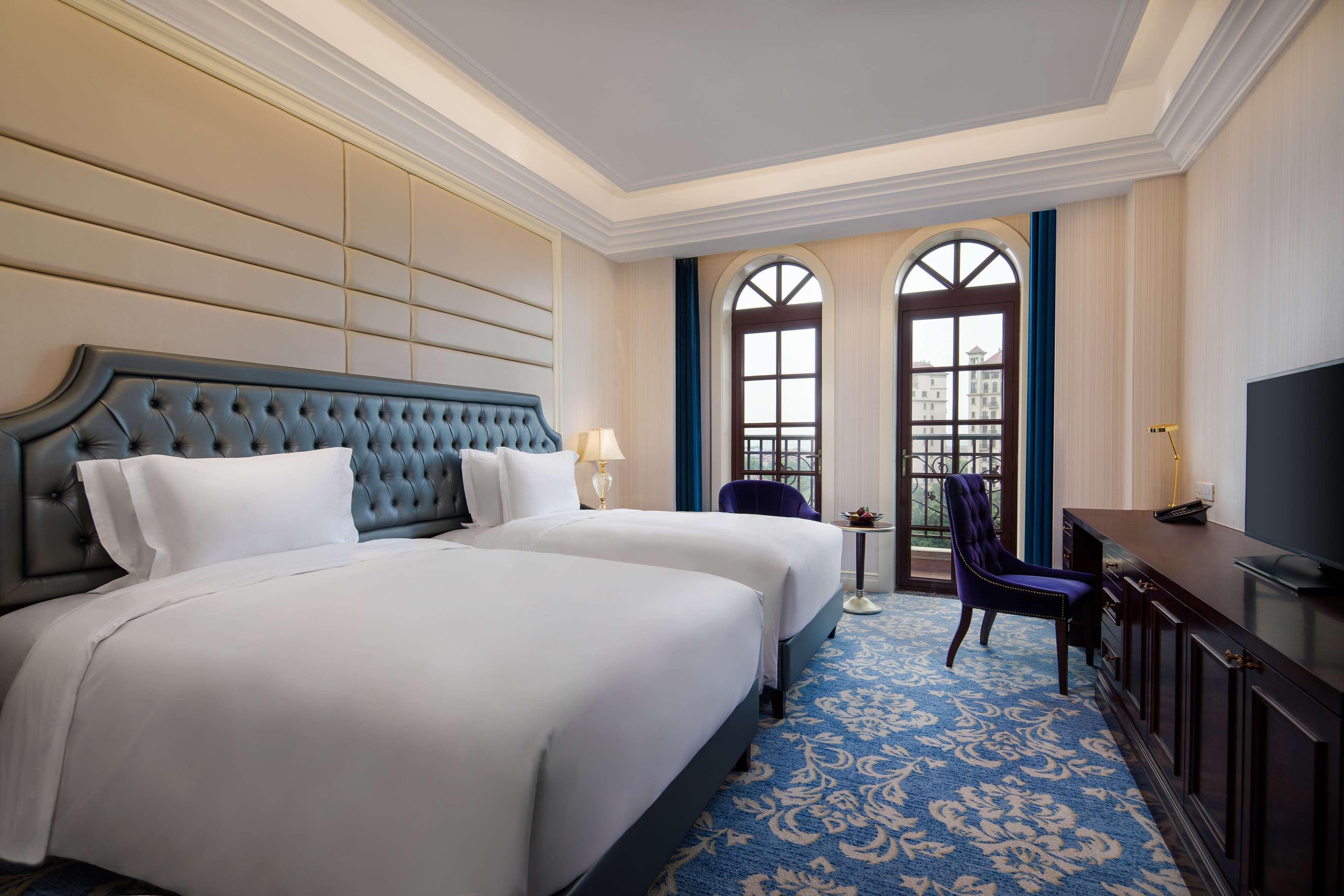 Radisson Blu Forest Manor Hongqiao - Near Necc Hotel 5*