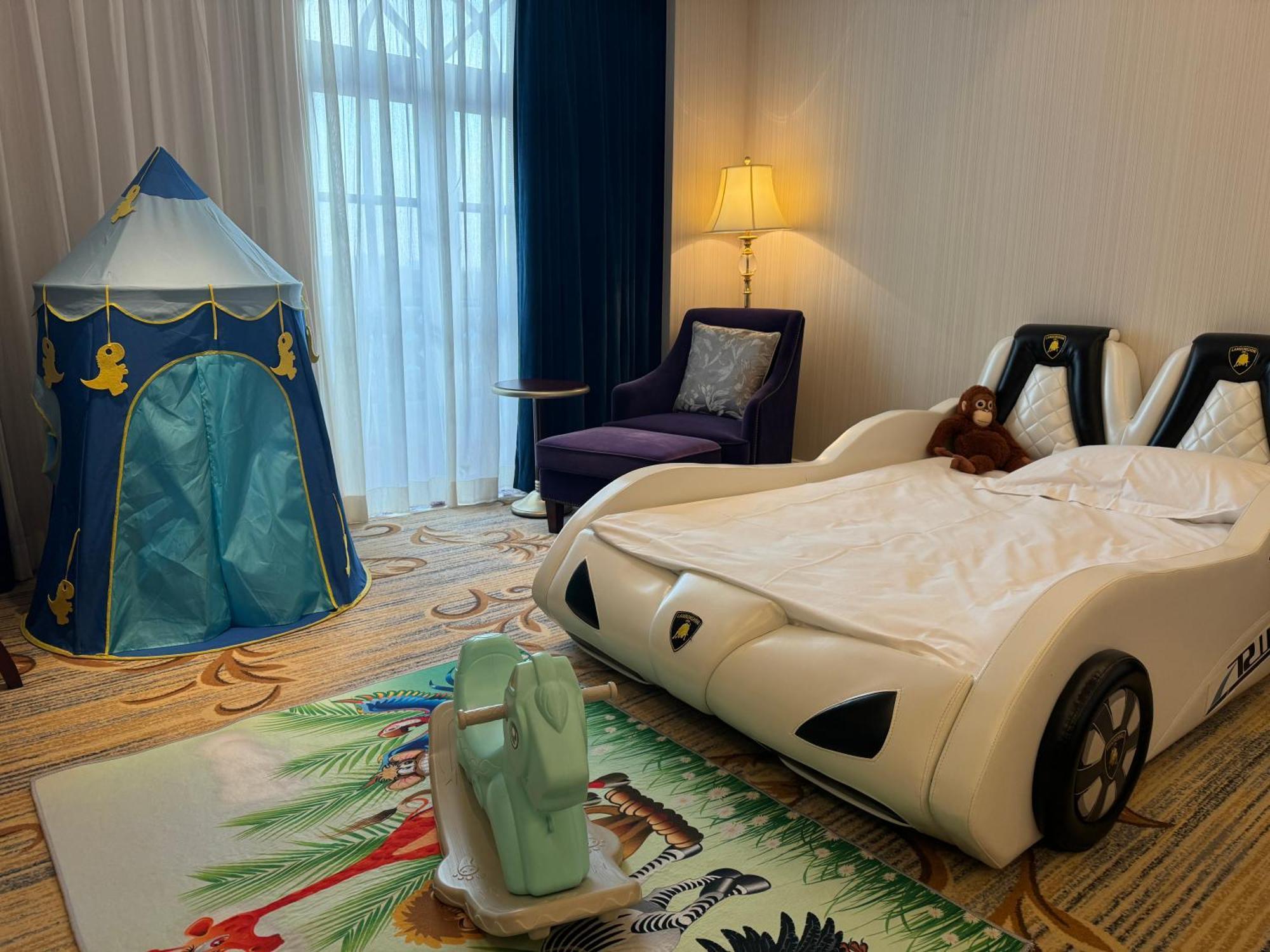 Radisson Blu Forest Manor Hongqiao - Near Necc 5*