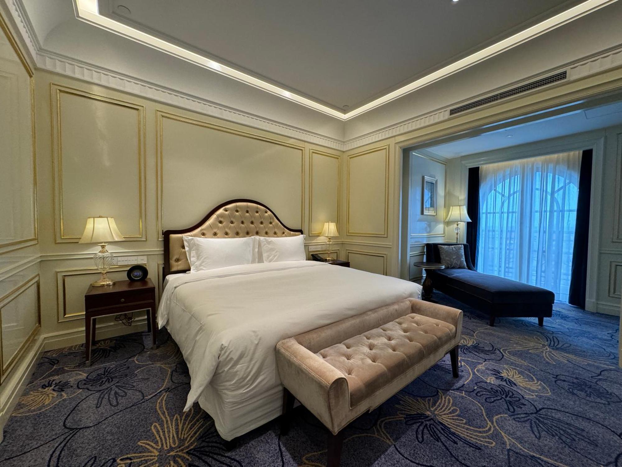Radisson Blu Forest Manor Hongqiao - Near Necc 5*