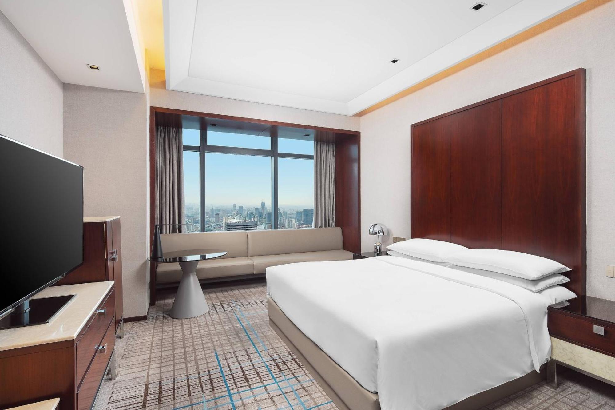 Renaissance Zhongshan Park 5*