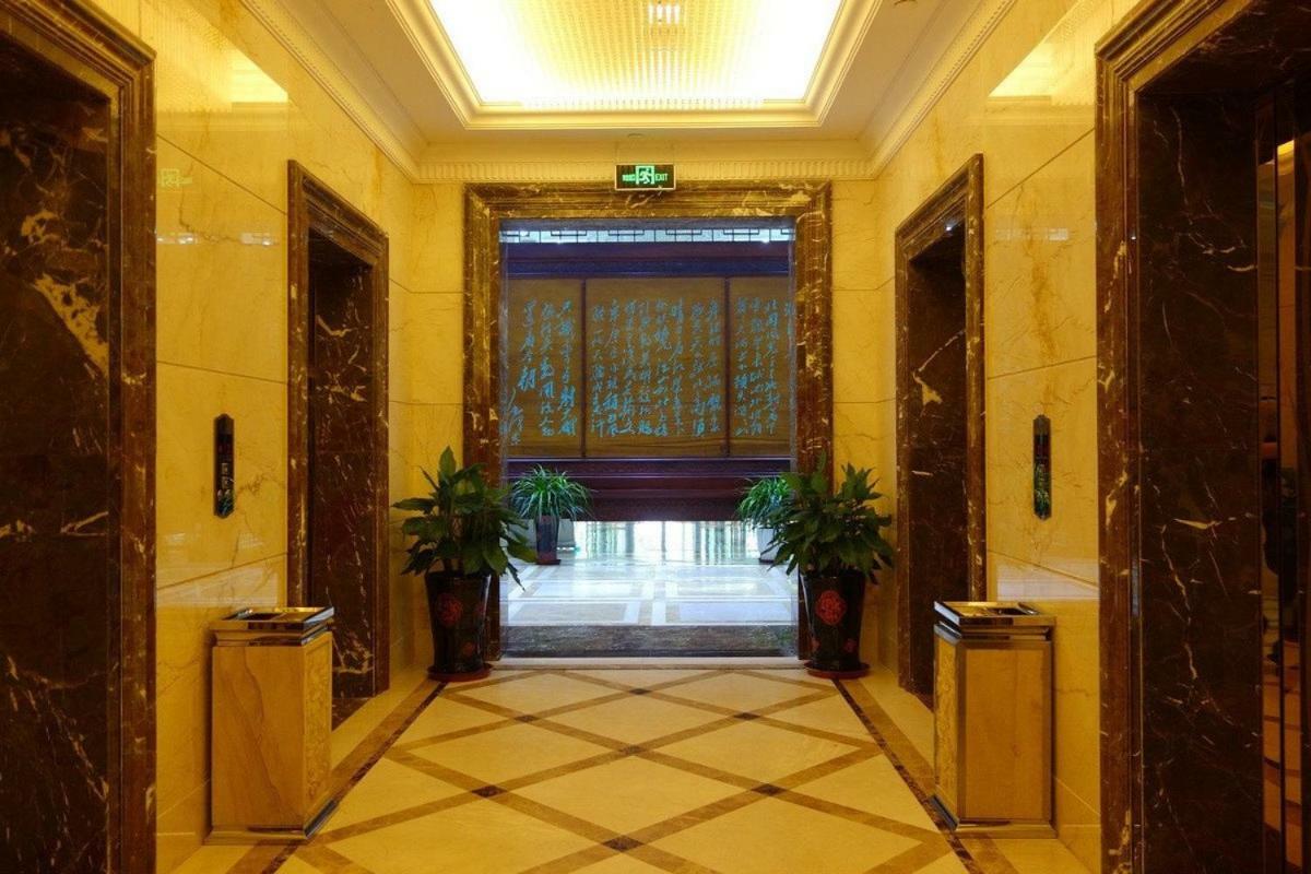 Mercure Hongqiao Airport Qixin Hotel 4*