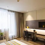 Home Inn Plus Shanghai West Yan\'An Road
