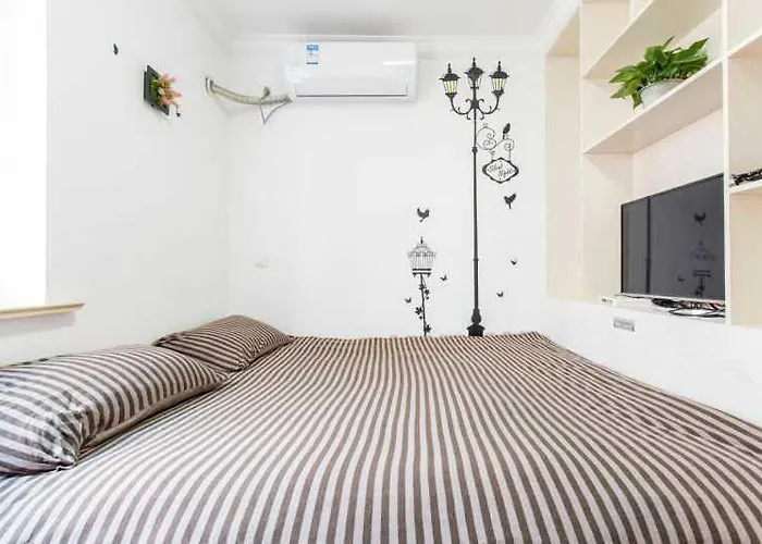 Nanjing Road Pedestrian Road Apartment