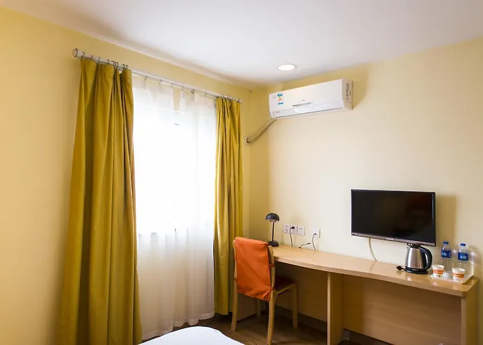 Home Inn Shanghai Jin\'Gao Road North Yanggao Road Metro Station