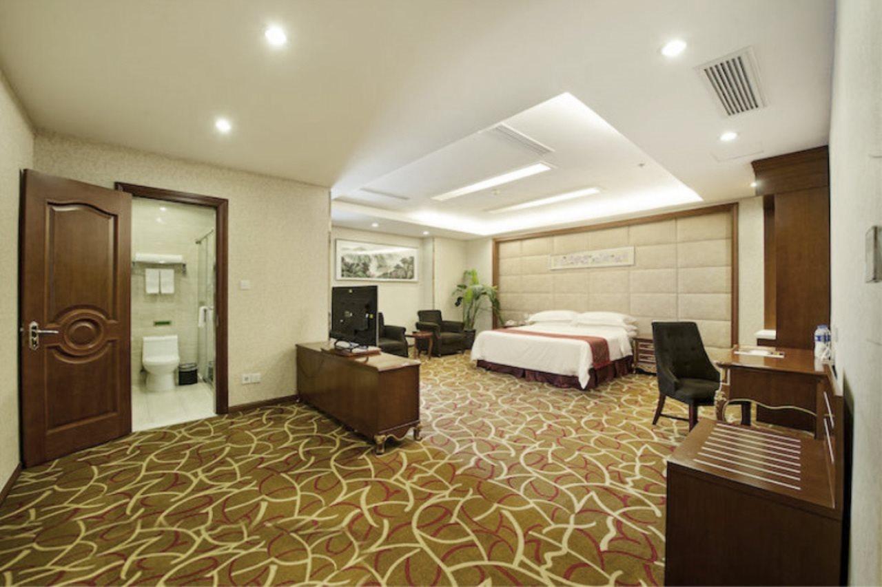 Hotel Vienna International Songjiang 3*
