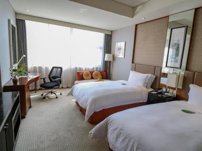 Howard Johnson Caida Plaza Hotel 5*