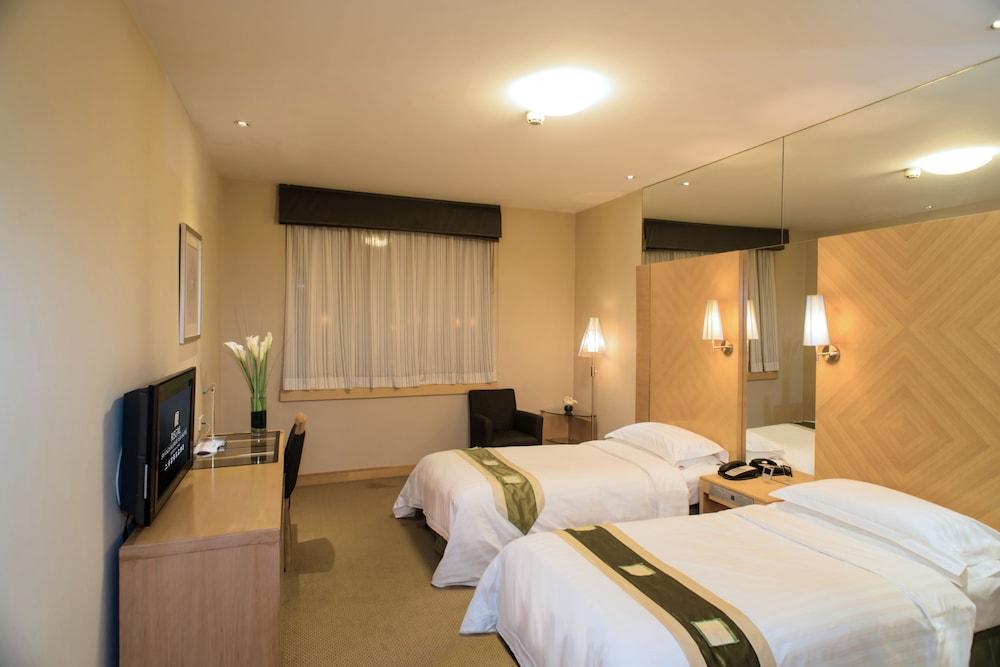 Regal East 4*