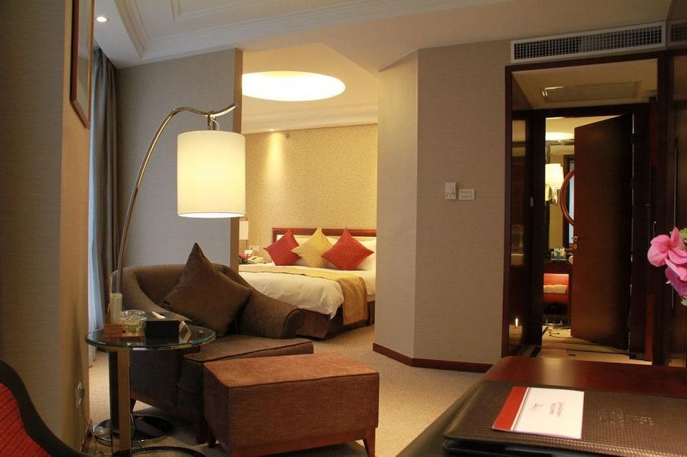 - Nanjing Road 4*