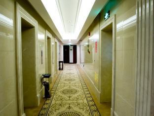 Vienna International Hongqiao Hub Caoan Road Hop 4*