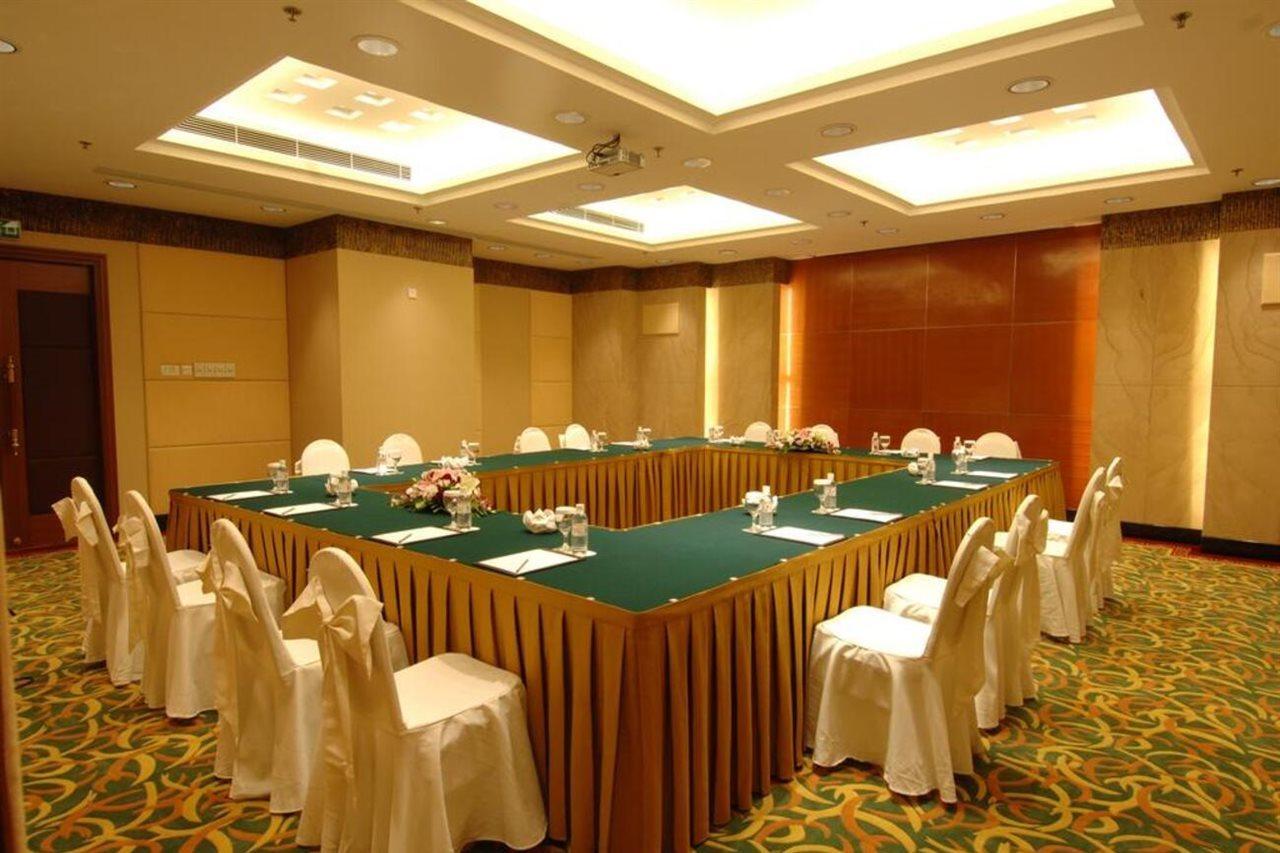 Ramada Plaza Pudong Hotel 4*