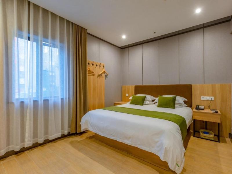 Greentree Fudan Wujiaochang Metro Station Hotel 3*
