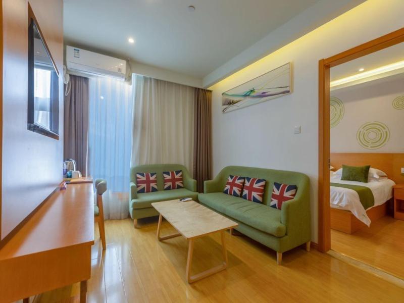 Greentree Fudan Wujiaochang Metro Station Hotel 3*
