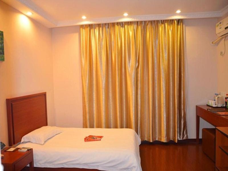 Greentree Xupu Bridge Hotel 3*