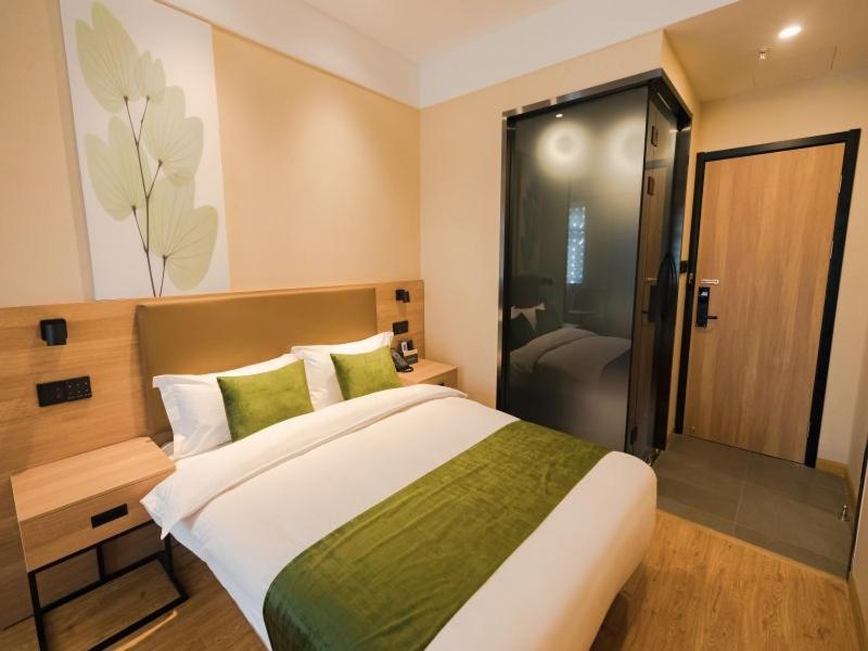Hotel Greentree Huangxing Park Subway Station Express 3*