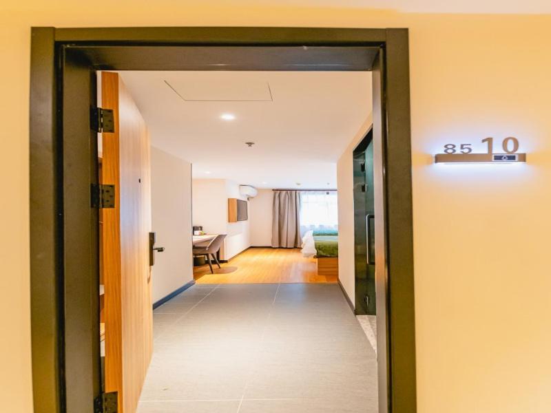 Hotel Greentree Xupu Bridge 3*