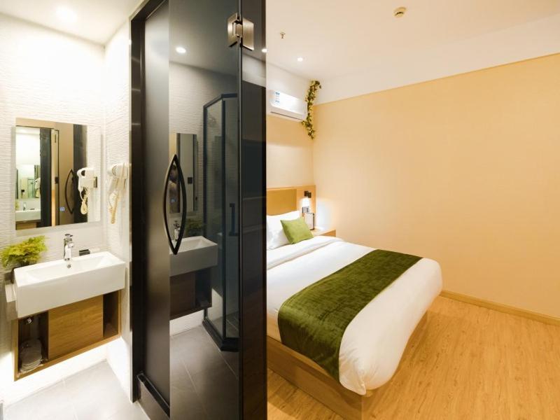 Hotel Greentree Huangxing Park Subway Station Express 3*