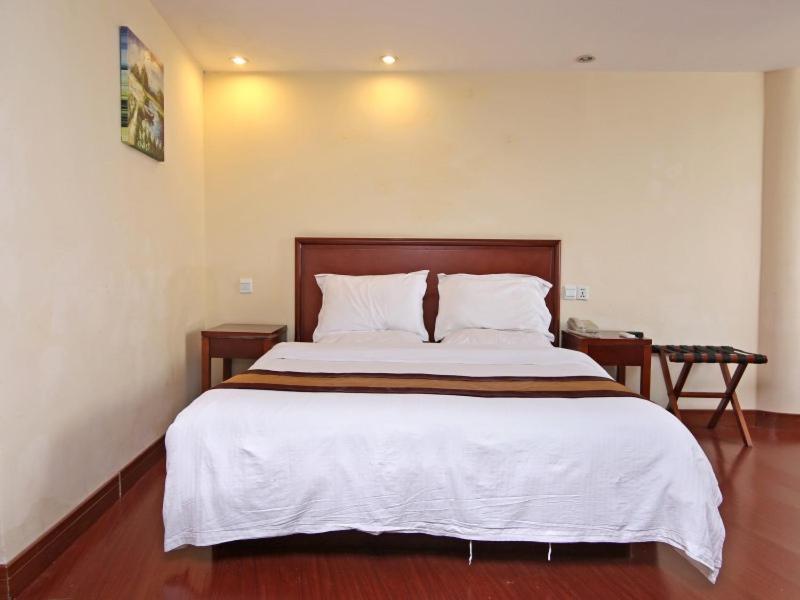 Greentree Changyang Road Jiangpu Park Metro Station Business 3*