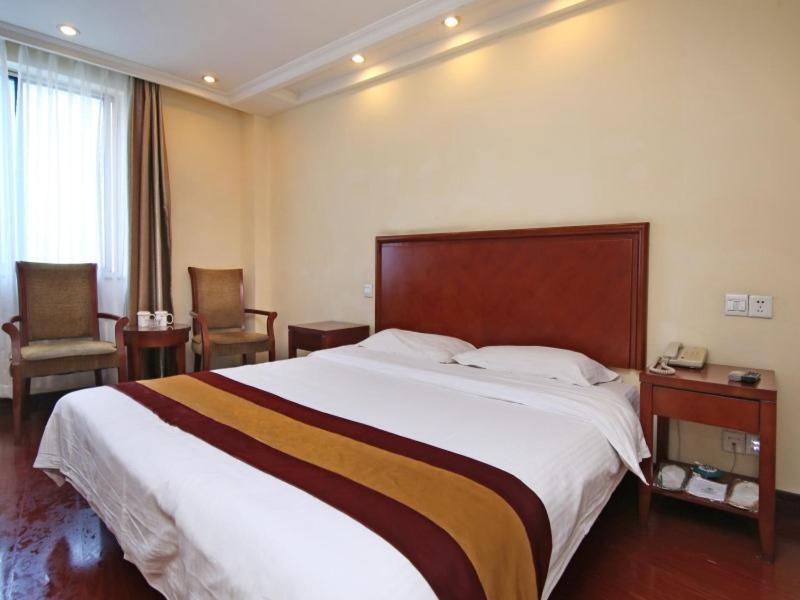 Greentree Changyang Road Jiangpu Park Metro Station Business Hotel