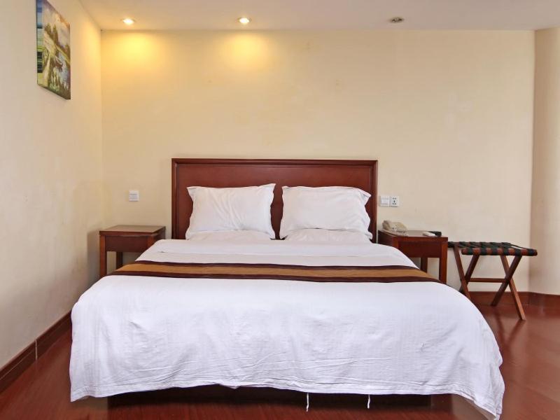 Greentree Changyang Road Jiangpu Park Metro Station Business 3*