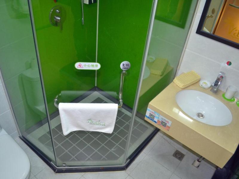 Vatica Pudong New District Dishuilake Otel 3*