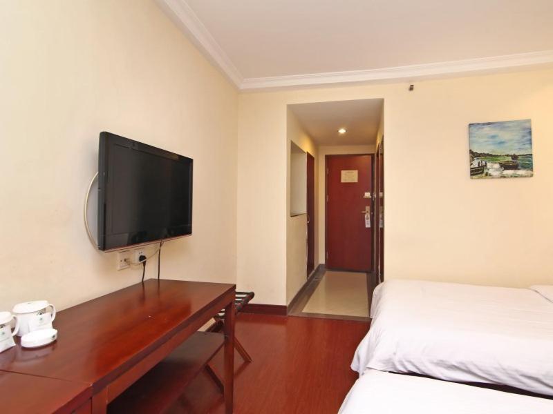 Greentree Changyang Road Jiangpu Park Metro Station Business Hotel