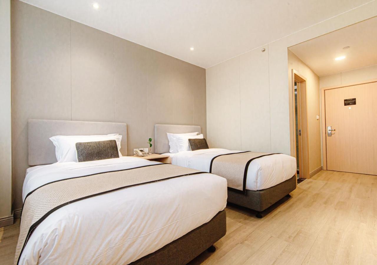 Hotel Joyful Yard Hotel-free Shuttle Bus To Pudong Airport And Disneyland 3*
