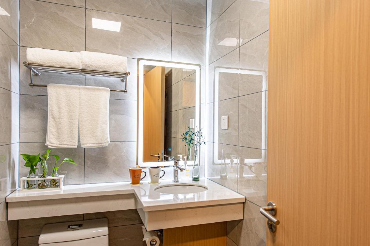 Joyful Yard Hotel-free Shuttle Bus To Pudong Airport And Disneyland