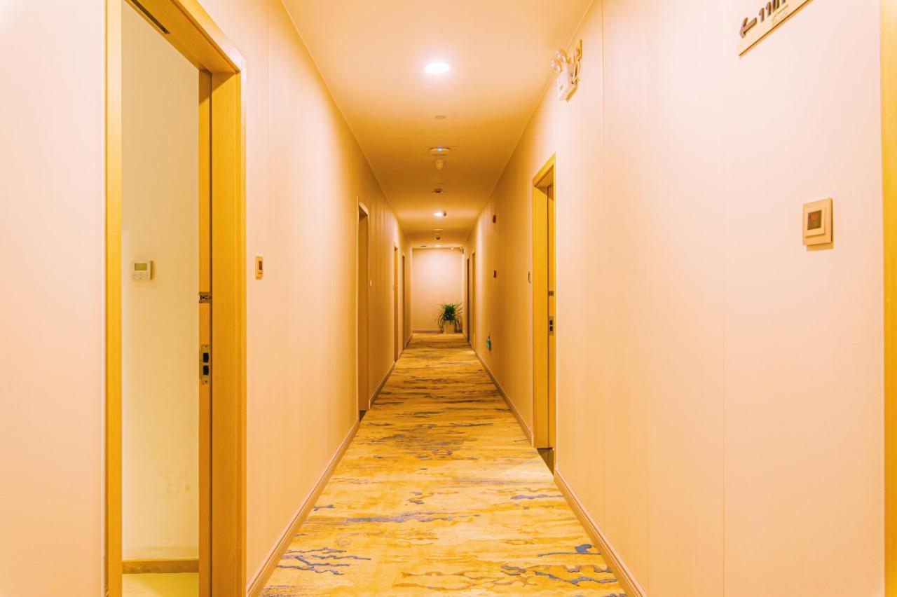 Joyful Yard Hotel-free Shuttle Bus To Pudong Airport And Disneyland Hotel