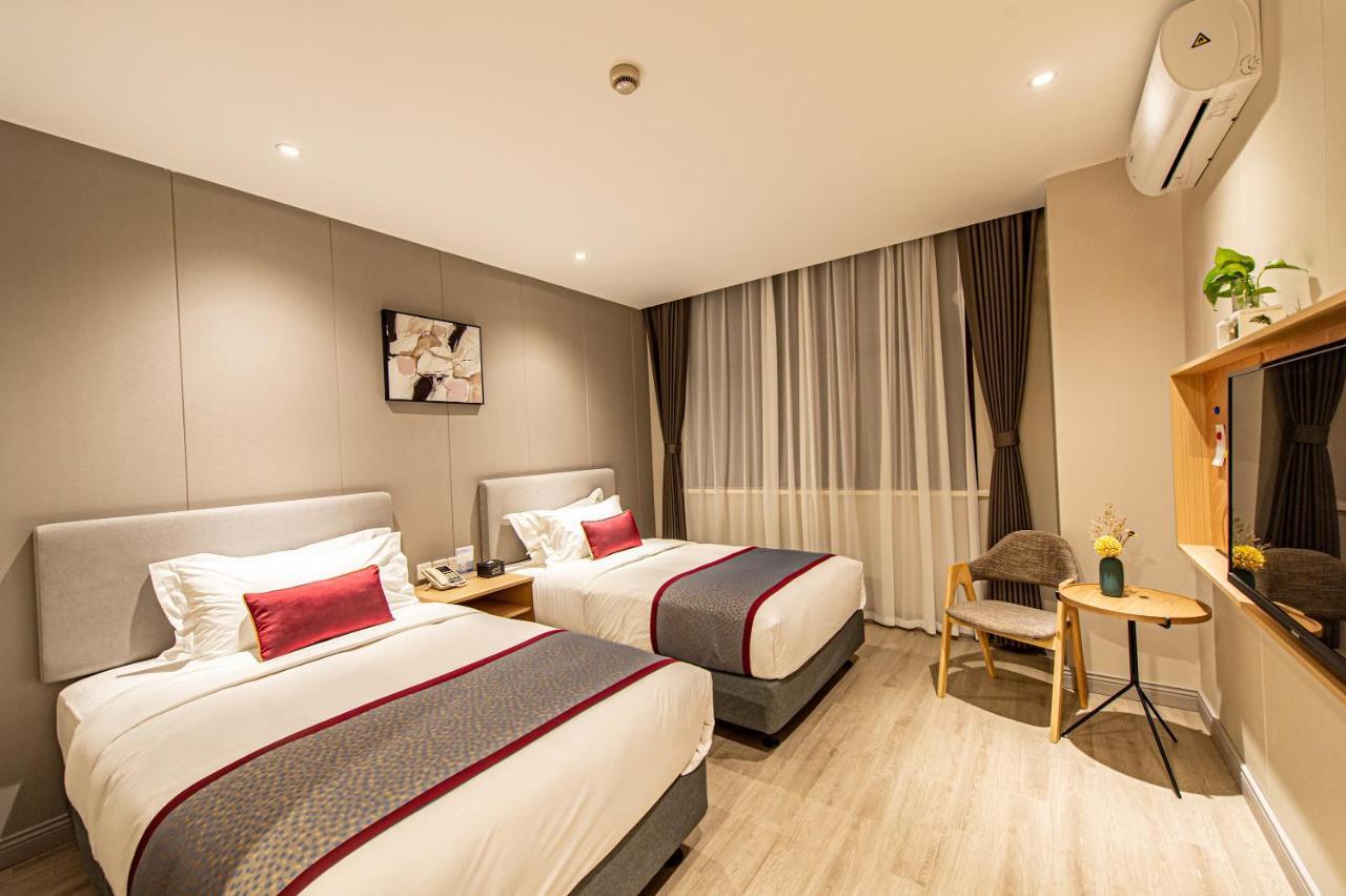 Hotel Joyful Yard Hotel-free Shuttle Bus To Pudong Airport And Disneyland 3*