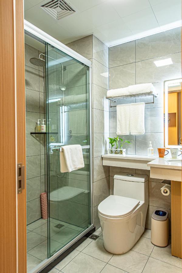 Joyful Yard Hotel-free Shuttle Bus To Pudong Airport And Disneyland Hotel