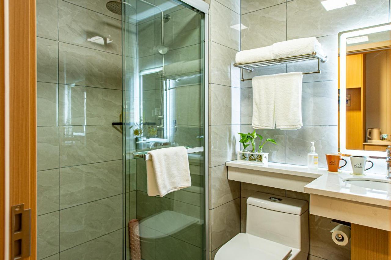 Joyful Yard Hotel-free Shuttle Bus To Pudong Airport And Disneyland Hotel