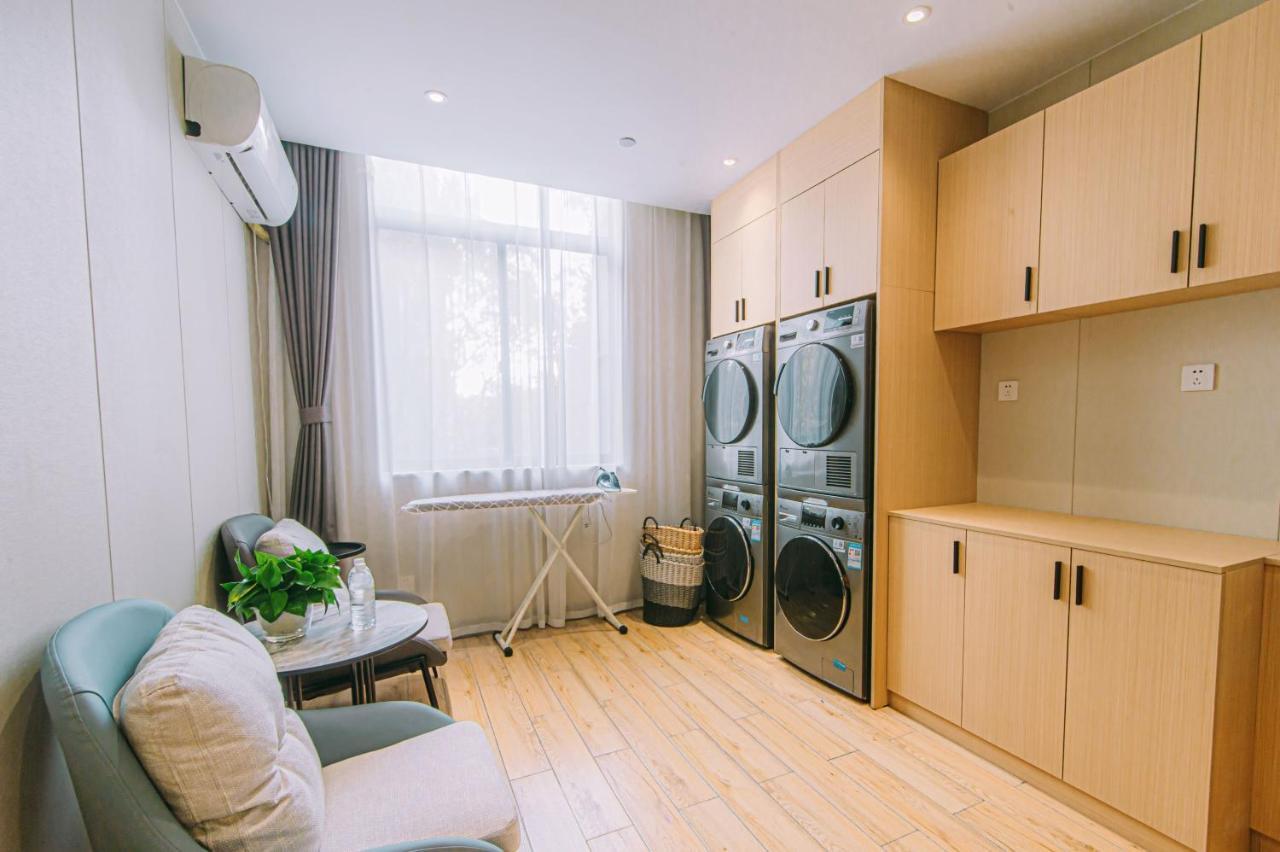 Joyful Yard Hotel-free Shuttle Bus To Pudong Airport And Disneyland