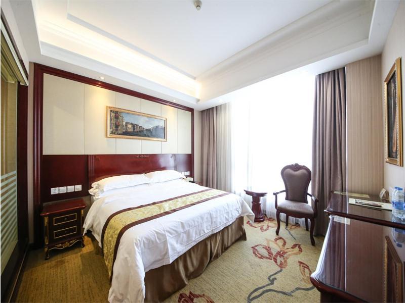 Vienna Hongqiao Convention & Exhibition Center Hotel