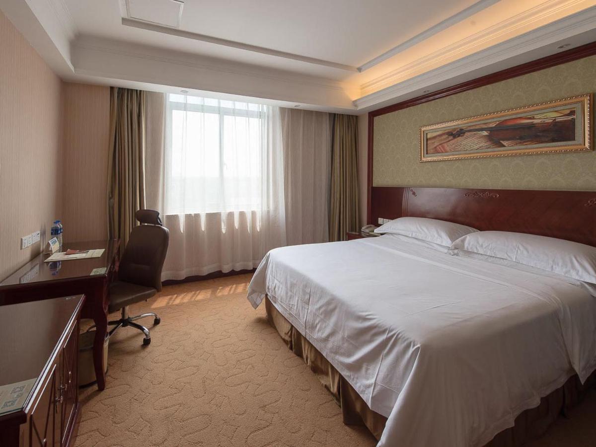 Vienna Hongqiao Airport Center