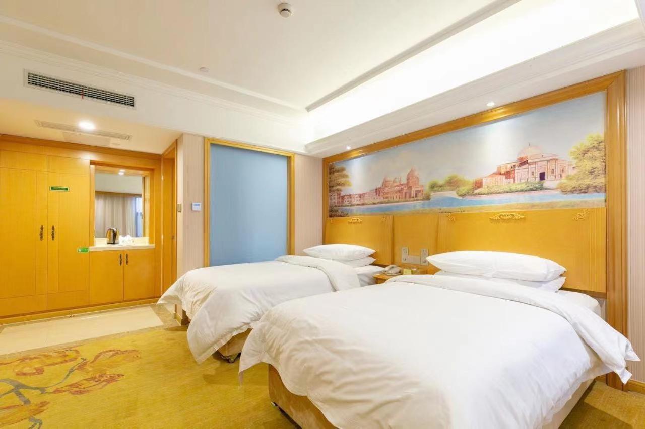 Vienna International Pudong New International Exbition Hotel 4*