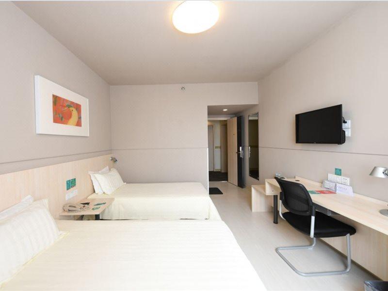 Jingjiang Caobao Railway Station Hotel 3*