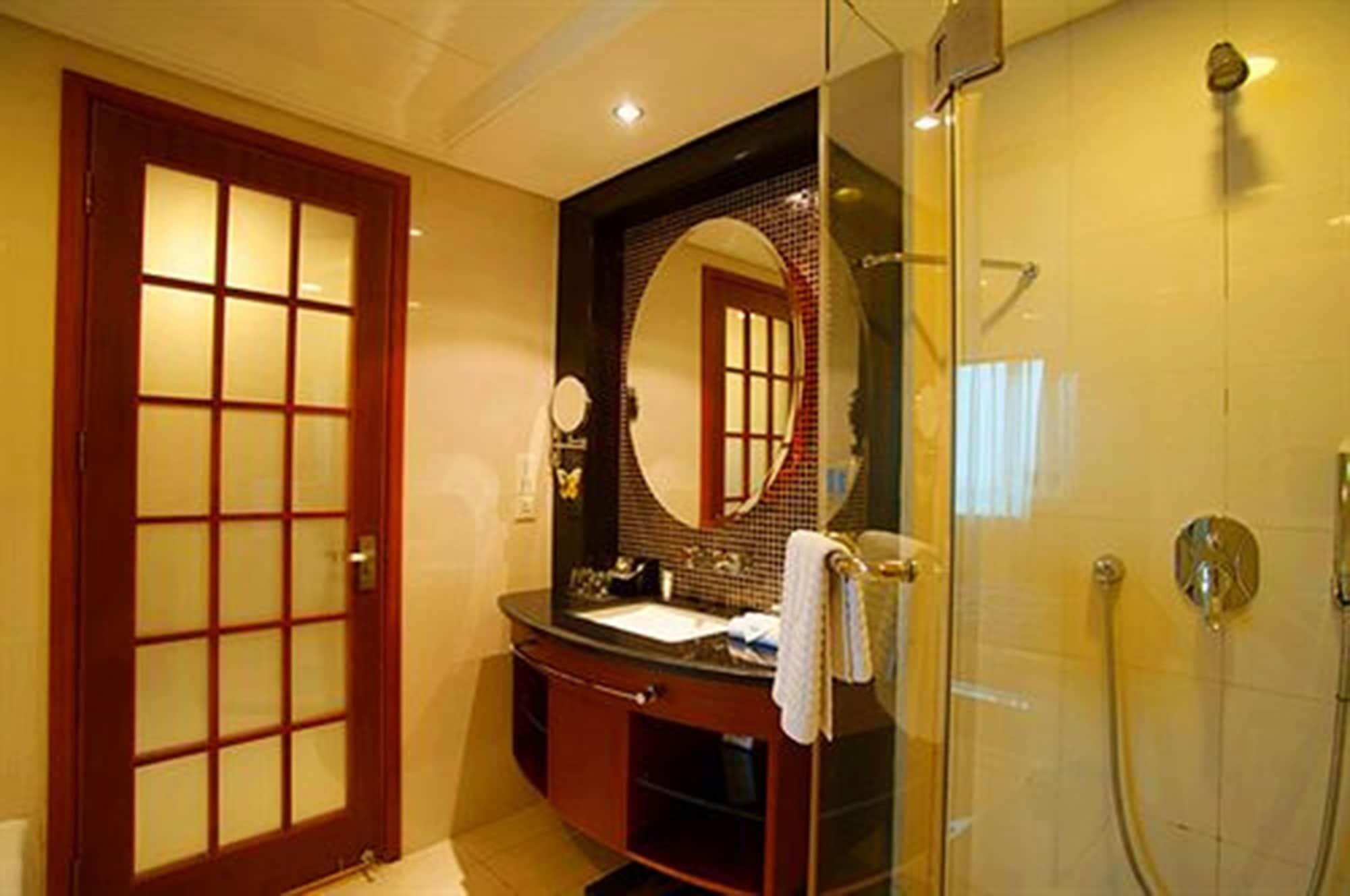 Grand Skylight Gardens Bai Se Road Hotel 4*