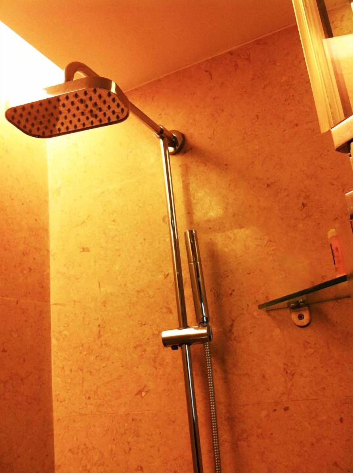 Howard Johnson Wyndham Leonora Plzaz Hotel 3*