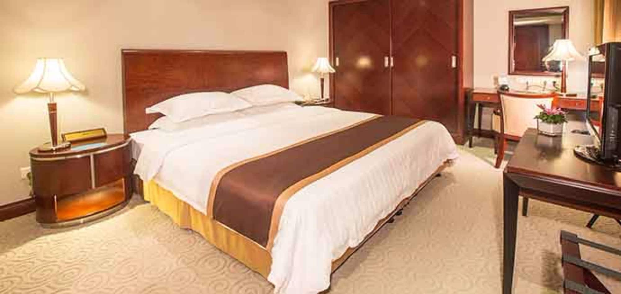 Hotel New Century Pudong 3*