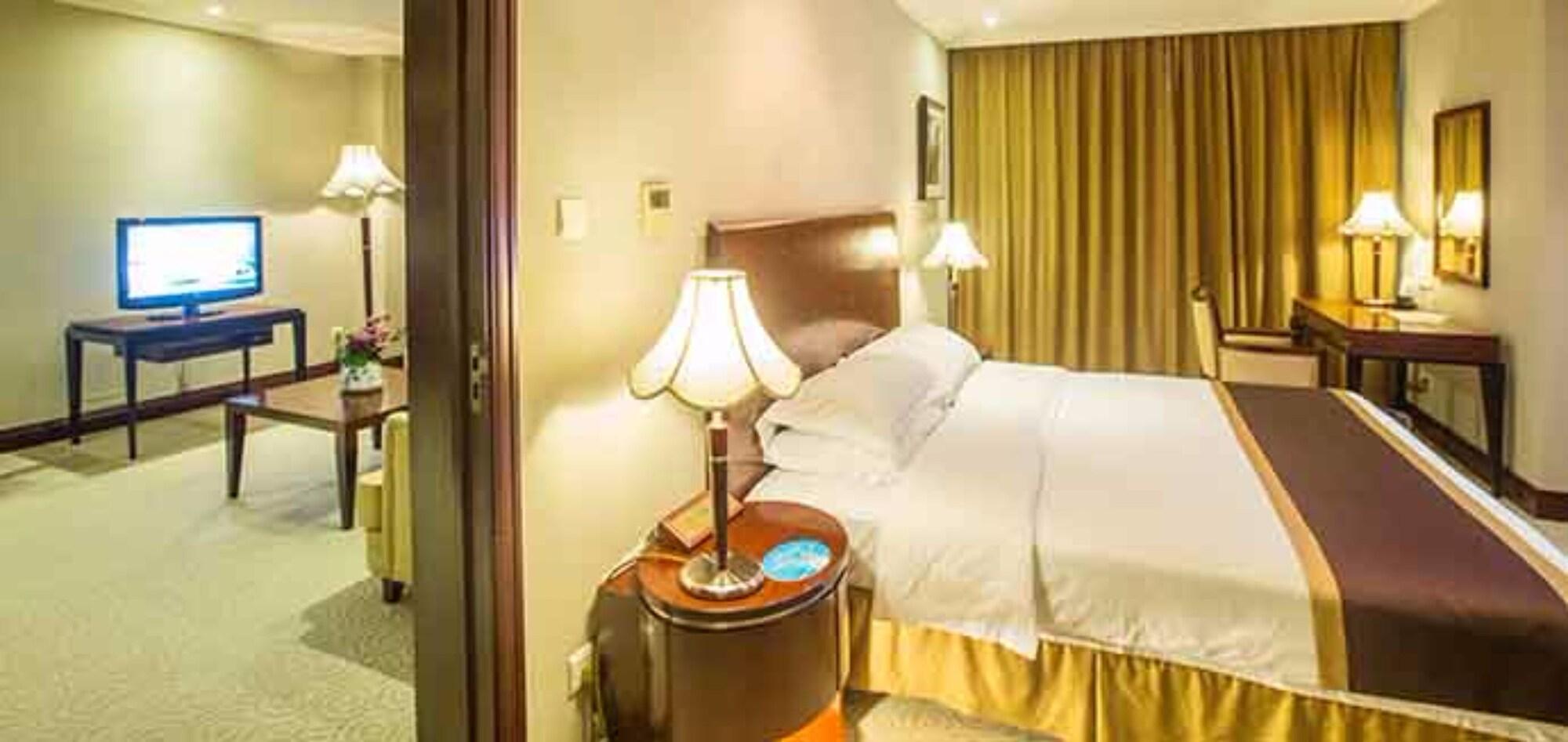 New Century Pudong Hotel 3*