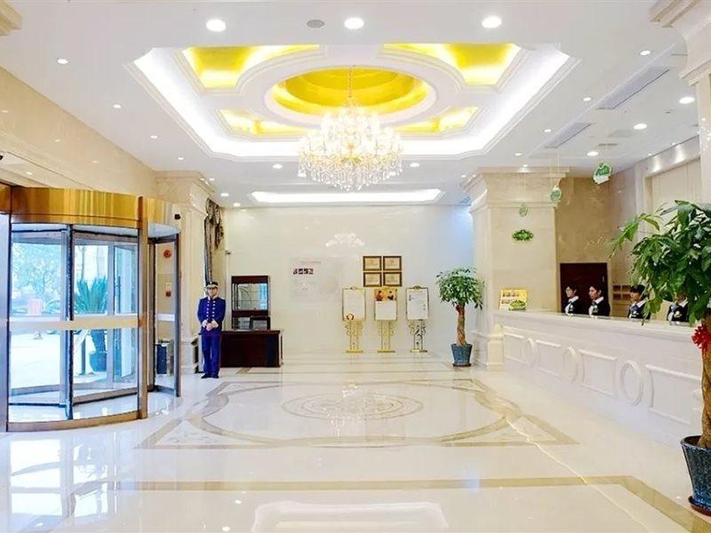 Vienna International Hongqiao Hub Caoan Road Hop 4*