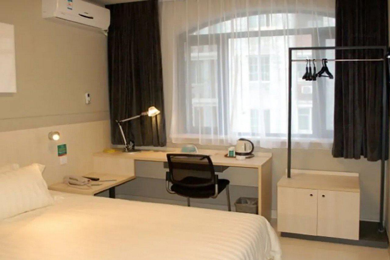 Jinjiang Caohejing Xingzhong Road Railway Station 3*