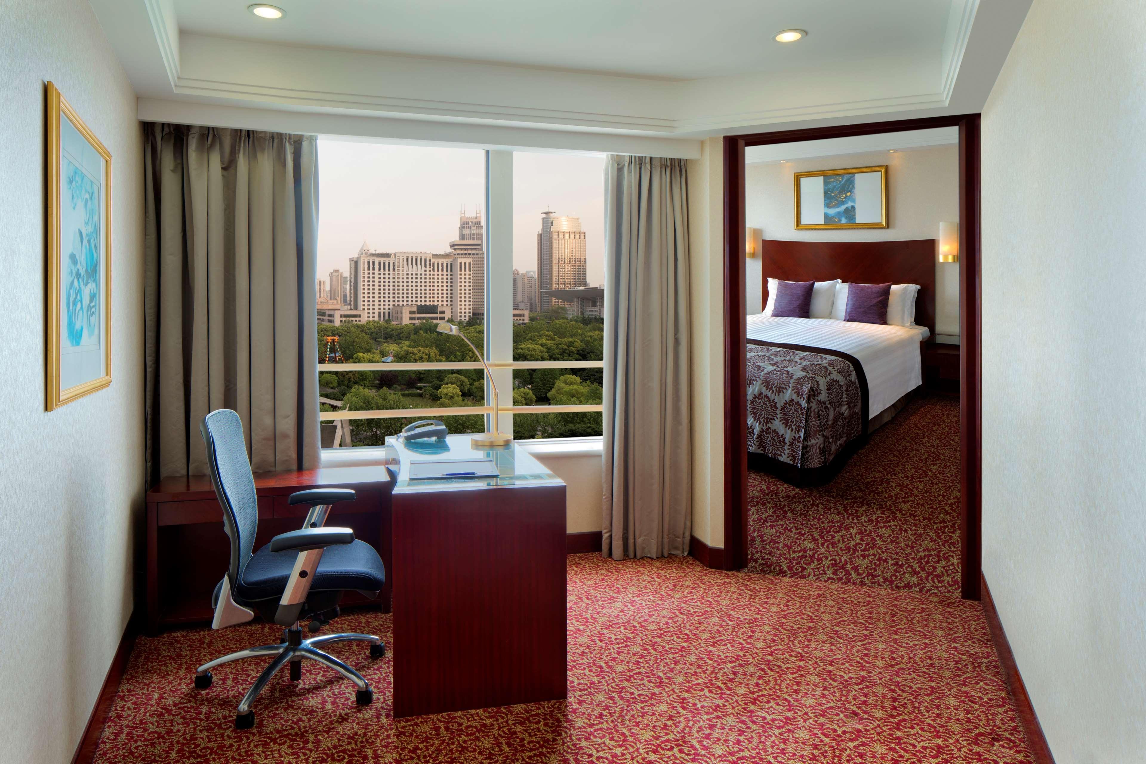 Hotel Radisson Blu New World 5*