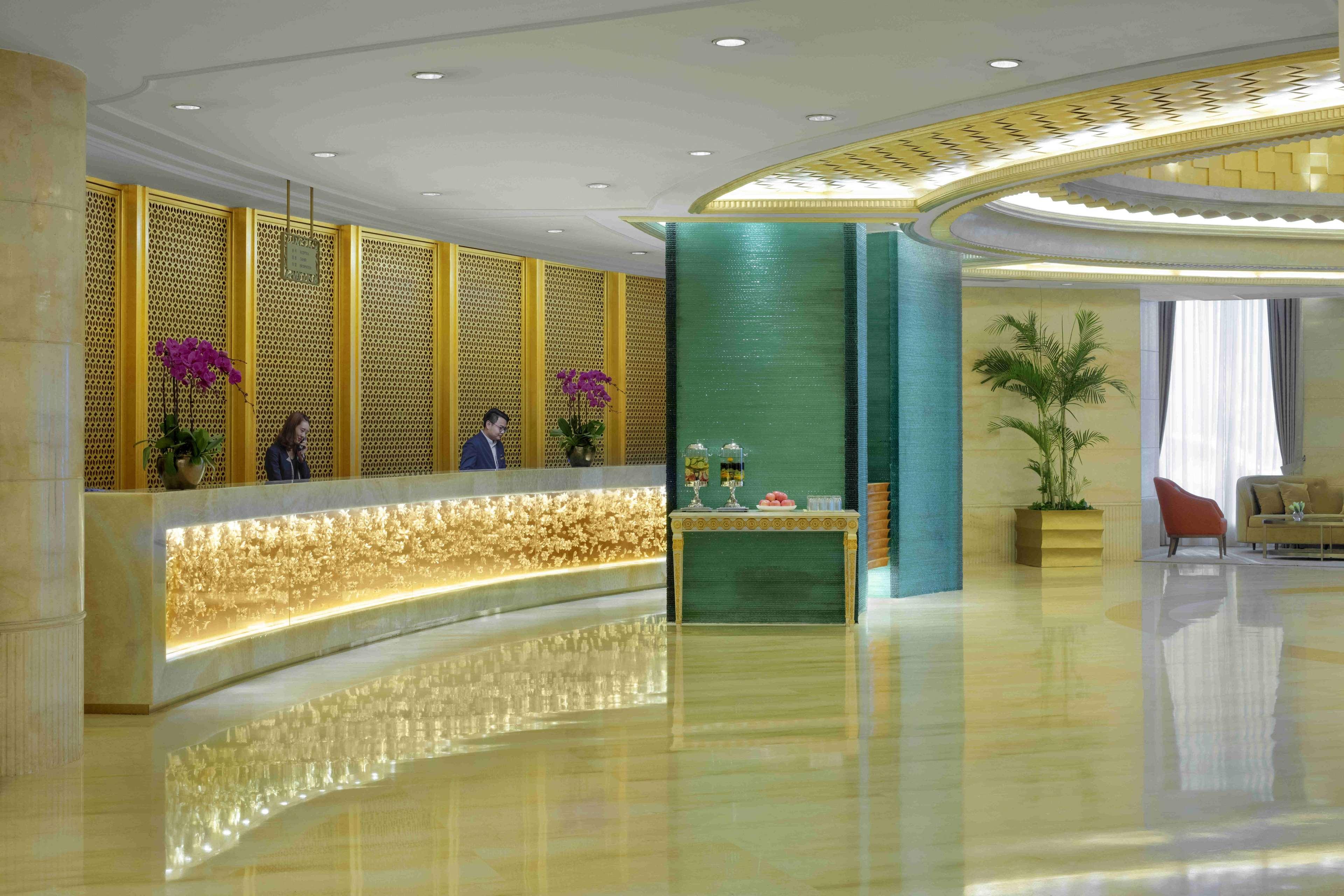 Hotel Radisson Blu New World 5*