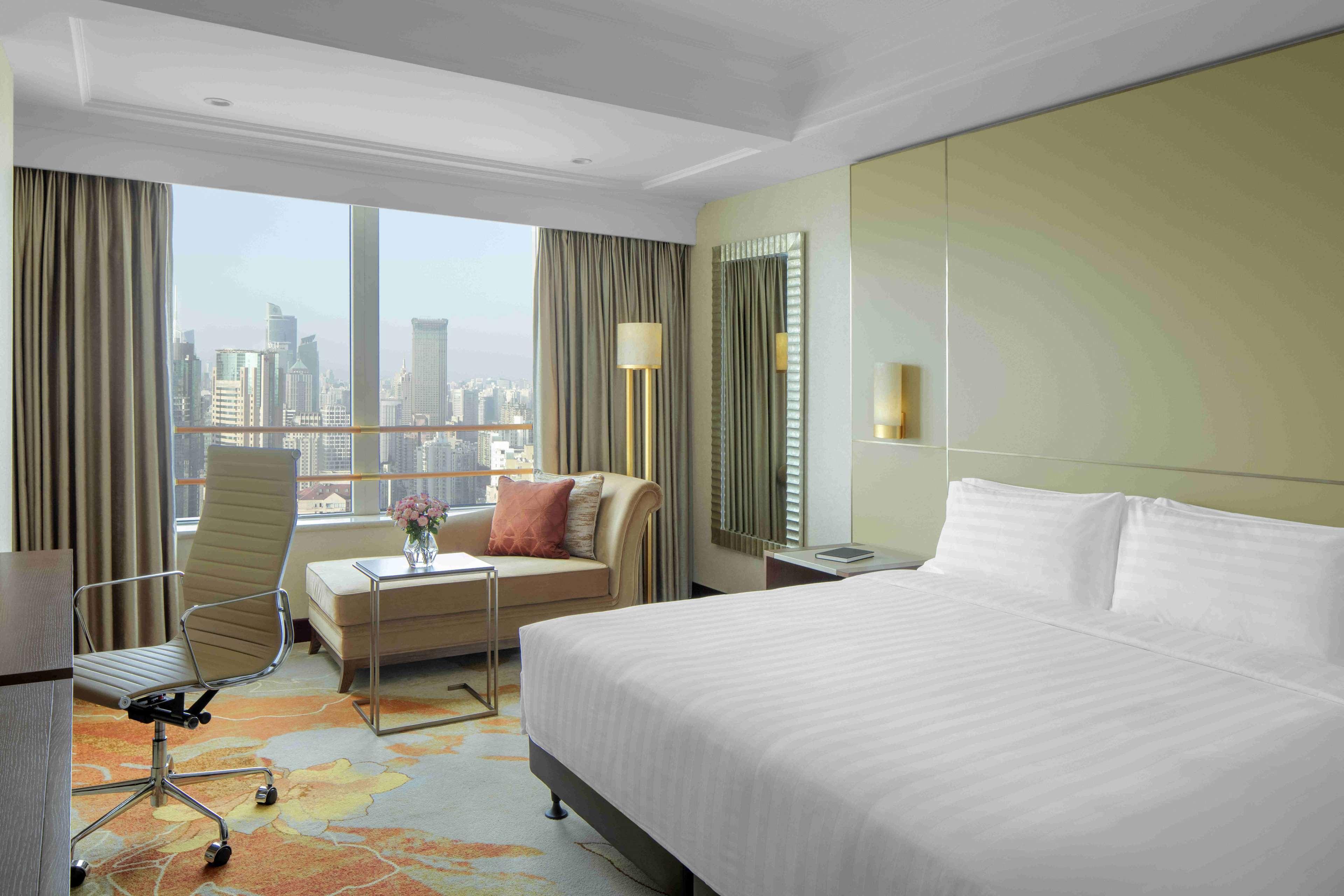 Radisson Blu New World 5*