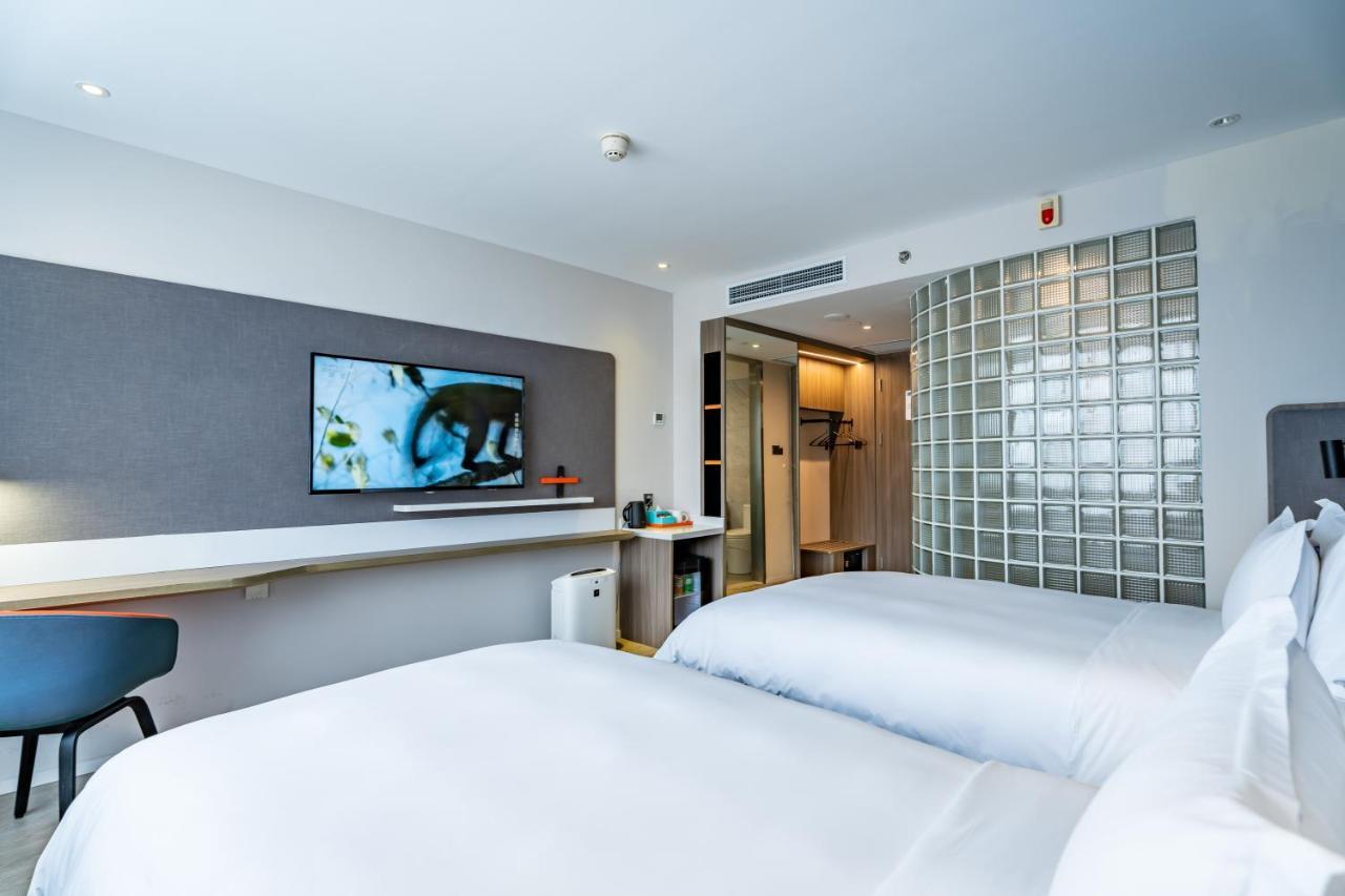 Holiday Express Jinqiao Central By Ihg Hotel 3*