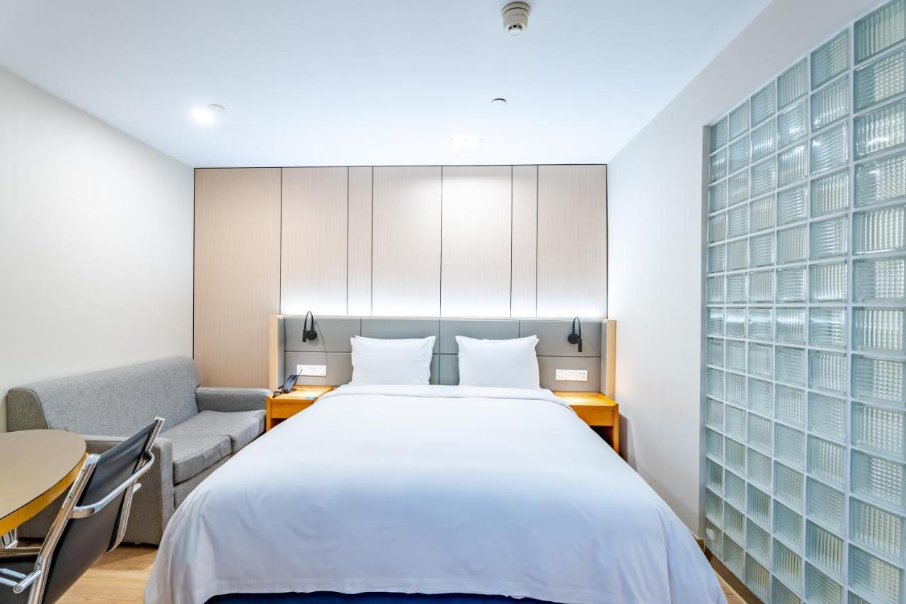 Holiday Express Jinqiao Central By Ihg Hotel 3*